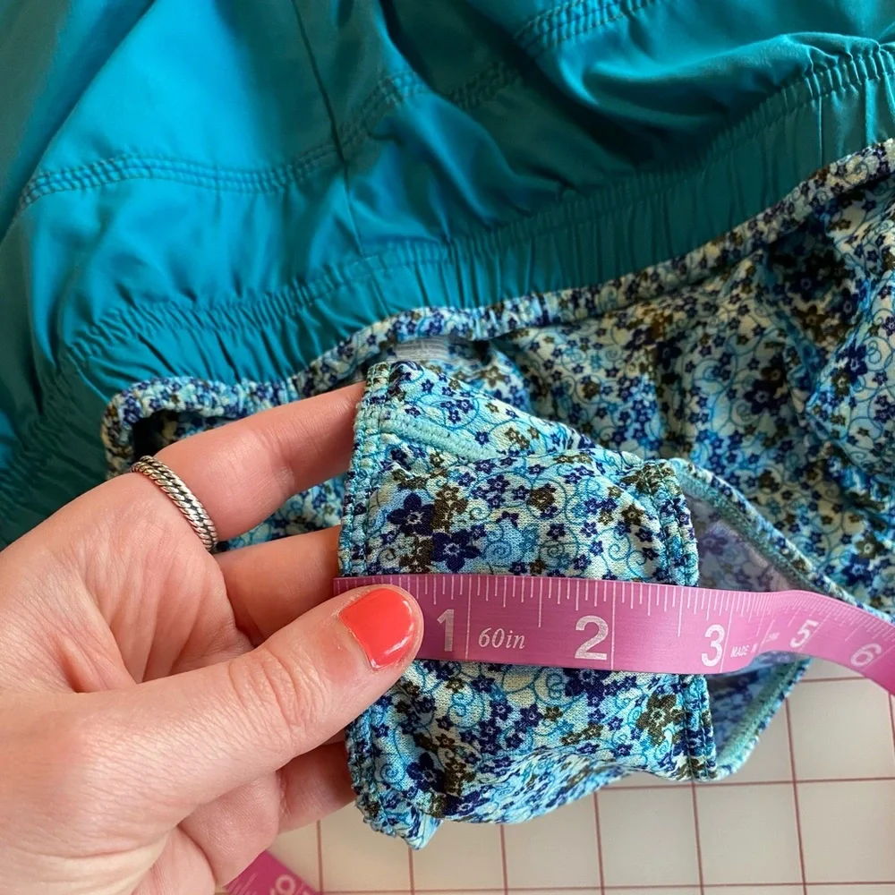 New Balance women’s turquoise blue floral athletic running shorts size medium